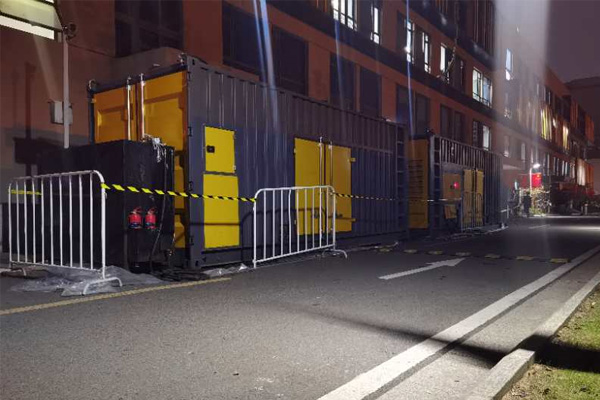 垦利柴油发电机组的输出电压是如何调节的？